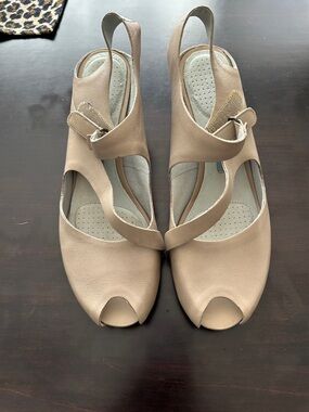 Tsubo Size 9 Boleyn Peep Toe Heels